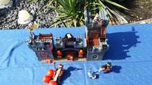 Laden Sie das Bild in den Galerie-Viewer, Lego® Duplo® 4777  Burg mit roten Bällen