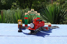Laden Sie das Bild in den Galerie-Viewer, Lego® Duplo® 5552 James auf dem Bahnhof von Knapford